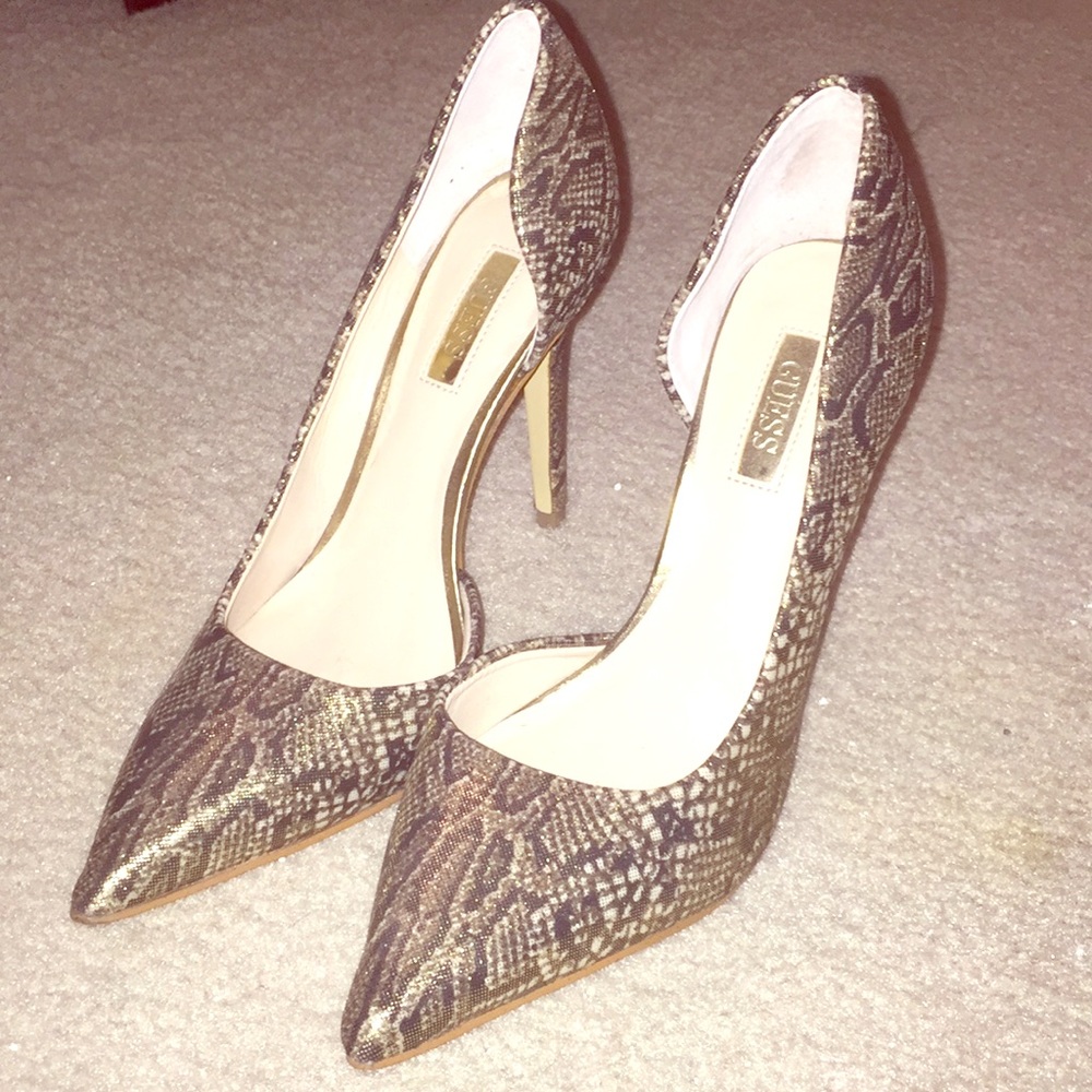 Guess Pumps